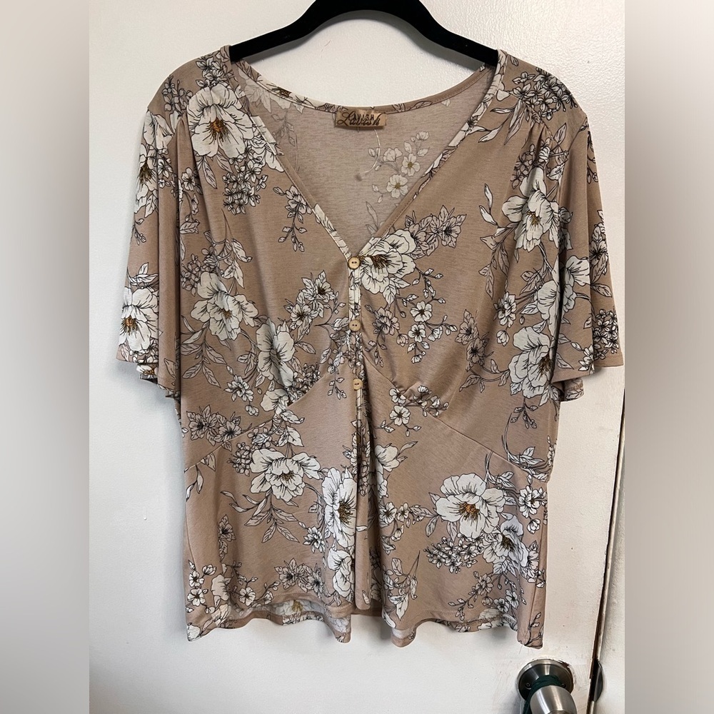 - Lavish Floral top Women’s  Size XL